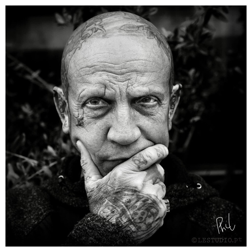 Portrait, homme au visage tatoué, veste NOTRUTH